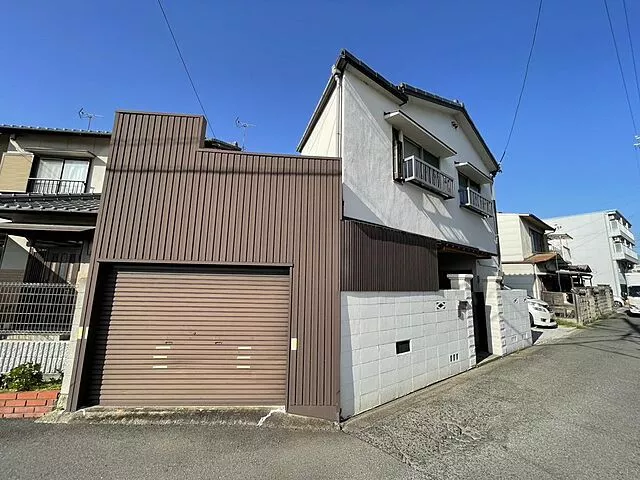 Used single-family home, 2-minute walk from Hanazono Station on the Takamatsu Kotohira Electric Railway Nagao Line, get off at Tamamo Junior High School.