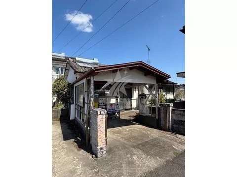 Repairs are needed, but it's a quiet residential area (^^♪
