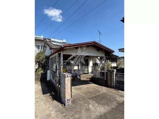 Repairs are needed, but it's a quiet residential area (^^♪