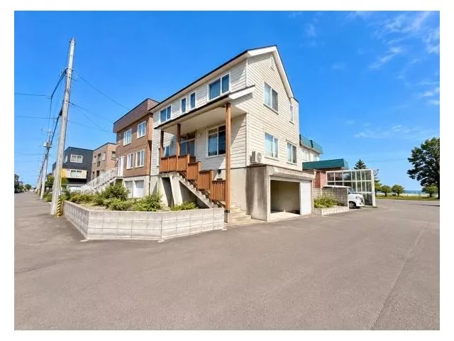 Corner lot on two-way road × over 42 tsubo of total floor area! Large 4LDK with space for 2 cars in the garage