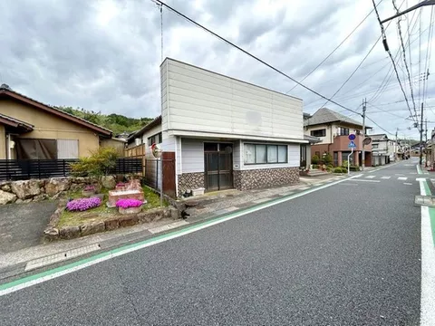 Single-story 6SDK with parking for 3 cars, living expanded with a connected Japanese-style room