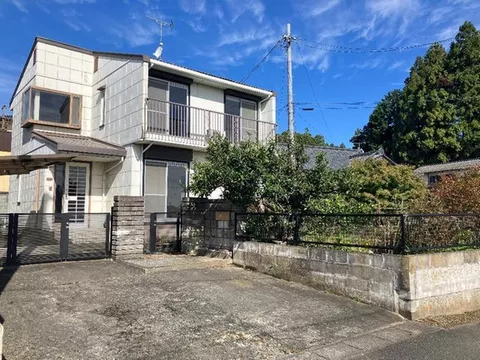 ■Lightweight steel 3LDK! Good sunlight with south-facing road. Parking for 3 cars, within walking distance to elementary and junior high schools!