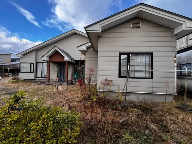 A spacious 4LDK single-story house located on a south-facing corner lot blessed with sunlight.