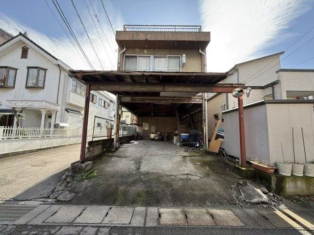 A popular area in Kofu! A spacious used house with a rooftop, approximately 36 tsubo in building area! Good living convenience!