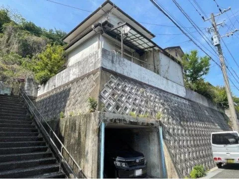 A house on a hill with a view of greenery! About a 9-minute walk (approximately 650m) to Koishi Kannonmae bus stop