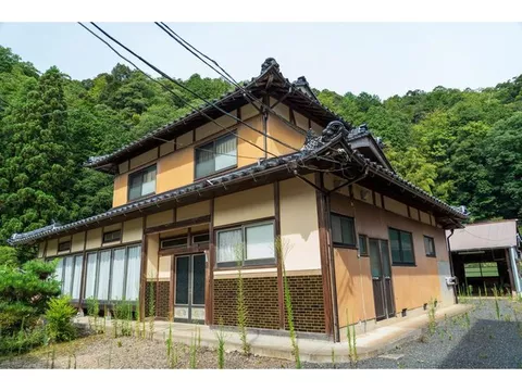 900,000 yen (Shikisho Station)