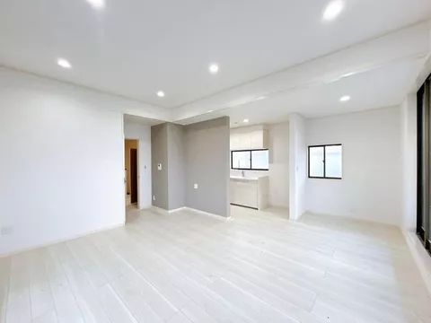 [Open House] This is a 4SLDK house. Parking for 3 regular cars available. Road width of approximately 5m in front.