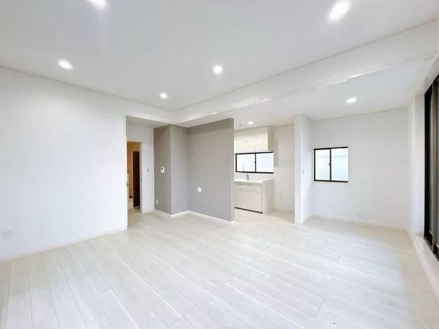 [Open House] This is a 4SLDK house. Parking for 3 regular cars available. Road width of approximately 5m in front.