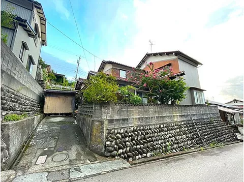 Used single-family home in Kamiyanai-cho Aoi, Kanazawa City.
