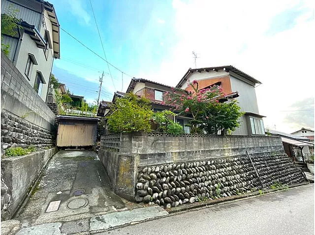 Used single-family home in Kamiyanai-cho Aoi, Kanazawa City.