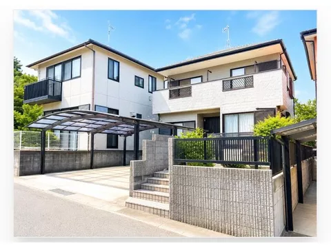 A sunny south-facing road. A 4LDK where family smiles spread.