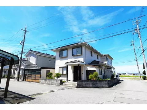 [9.8 million yen × exterior wall renovation completed] Spacious corner lot with garage!