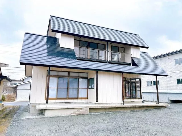 [Open House Held] [Interior and Exterior Renovation Completed] [New Water Fixtures Replaced, Exterior Wall and Roof Painted]
