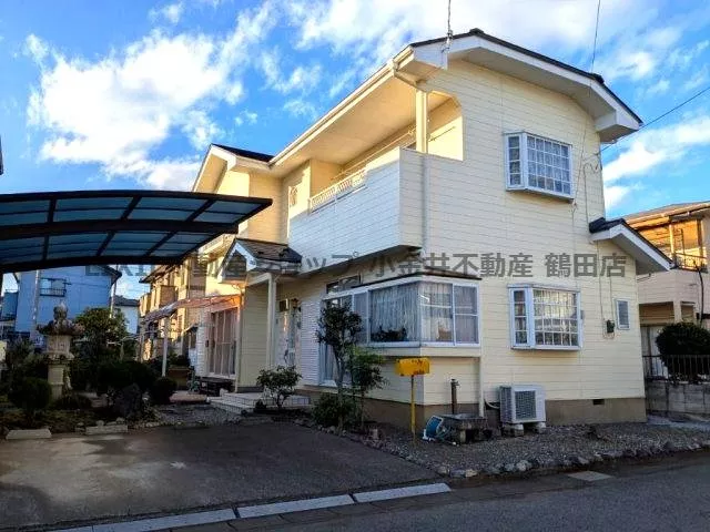 It is a quiet residential area. There is a parking space for 2 cars in parallel and 1 carport!