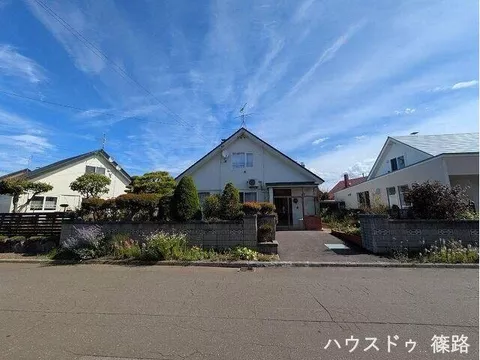 Land 72 tsubo × 8m public road to the southwest. All rooms are over 6 tatami mats! Excellent location, 2 minutes on foot to the bus stop.
