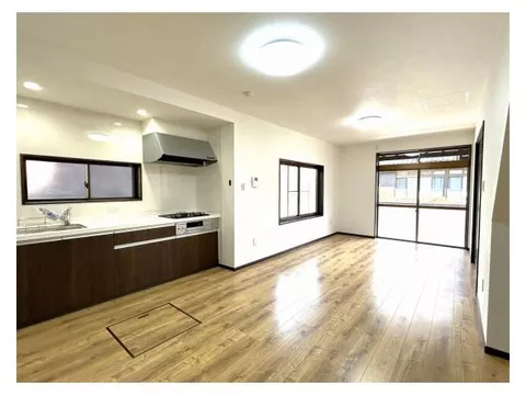 [Open House Held] [Immediate Move-in Available] [Interior and Exterior Renovation Completed] Space for 2 regular cars and 1 light vehicle