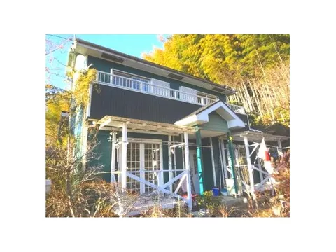 The property has cherry, plum, and chestnut trees, allowing you to enjoy a slow life while feeling the seasons.