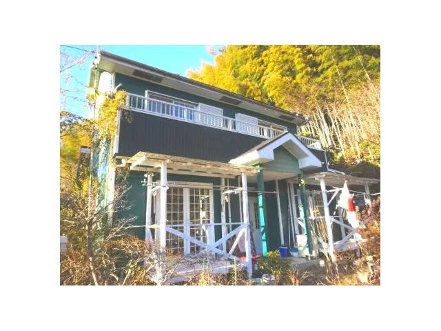The property has cherry, plum, and chestnut trees, allowing you to enjoy a slow life while feeling the seasons.