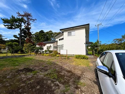Well-maintained with regular care. Recommended for those who want to live comfortably in a quiet environment.