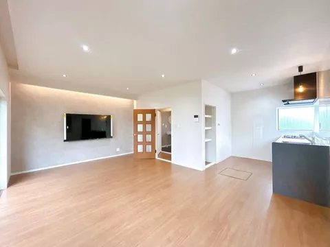 【Open house held】【Parking expansion in progress, interior renovation in progress】 Secured parking space for 2 cars.