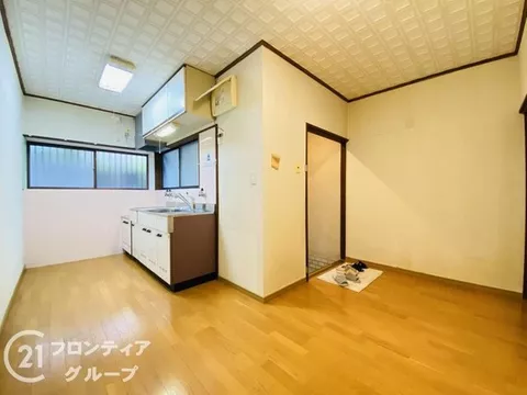 Open during the holidays + immediate viewing available, southeast road ■ within a 10-minute walk to elementary and middle schools / all rooms have storage