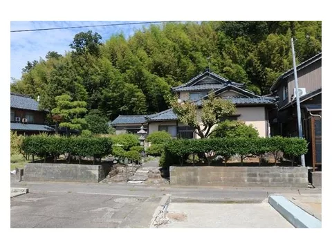 This is truly a large traditional Japanese house in the countryside!