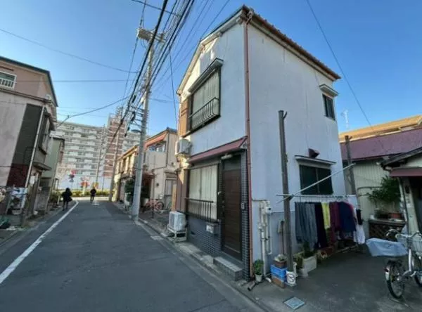 Arakawa-ku, Nishiohgu 6-chome (in front of Arakawa Yuenchi Station) 2-story building 3K