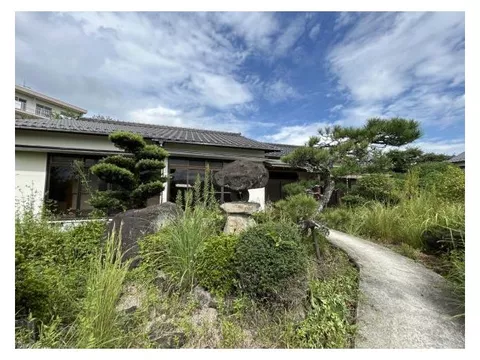 An all-electric 6DK single-story property with a spacious Japanese garden on a 147-tsubo lot.