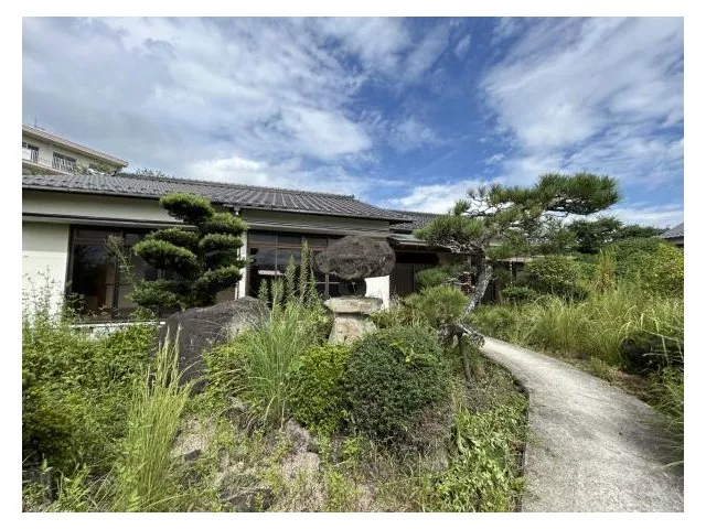 An all-electric 6DK single-story property with a spacious Japanese garden on a 147-tsubo lot.