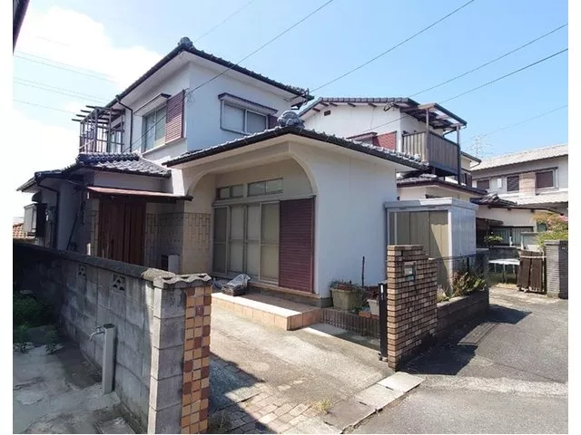 Close to National Route 200, 5 minutes by car to Hikino Interchange, and supermarkets are within walking distance.