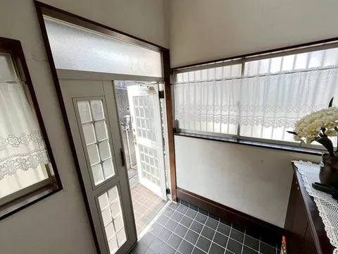 Built in 1990, a custom home with attention to detail, features a vaulted ceiling, and is kept beautifully. - Image 3
