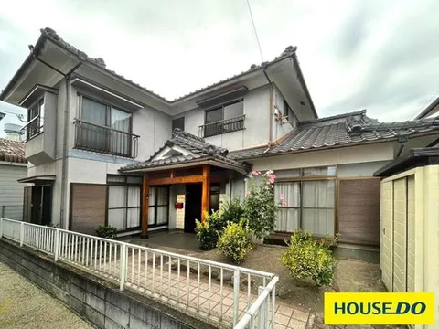Great location just a 1-minute walk to 桂林小♪ Parking available for 3 cars, partially renovated property!