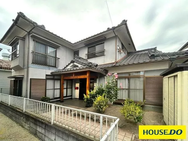 Great location just a 1-minute walk to 桂林小♪ Parking available for 3 cars, partially renovated property!