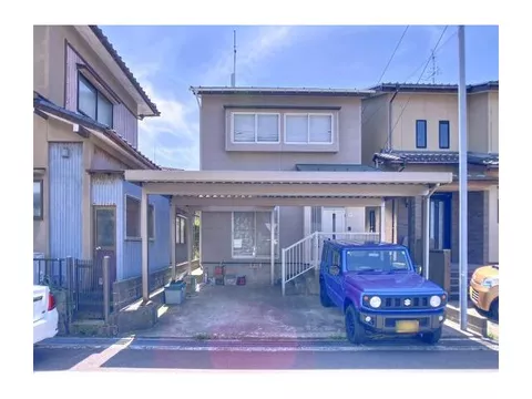 This is a 4LDK house in a quiet residential area.
