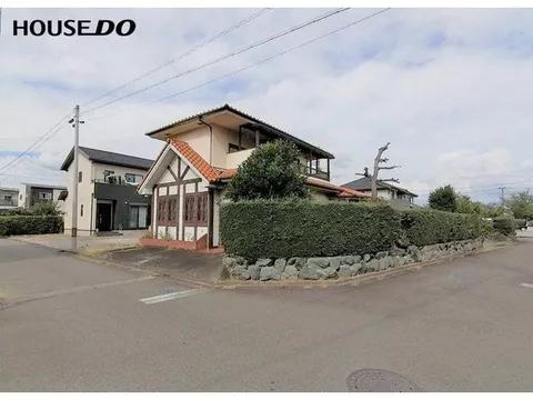 A quiet residential area by the riverside. 4LDK + 2S, used house with store♪ 1st floor...