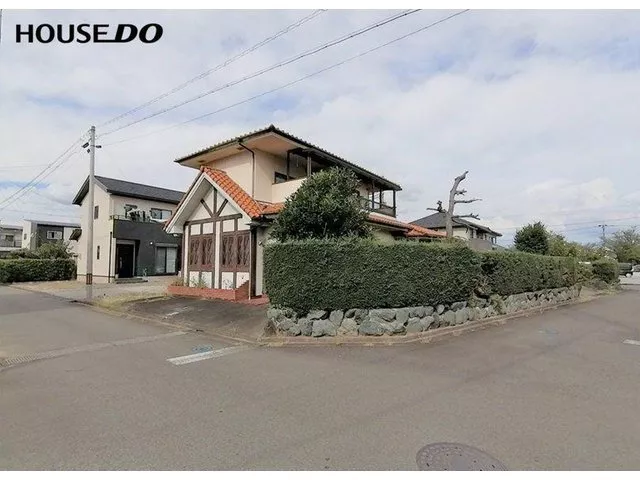 A quiet residential area by the riverside. 4LDK + 2S, used house with store♪ 1st floor...