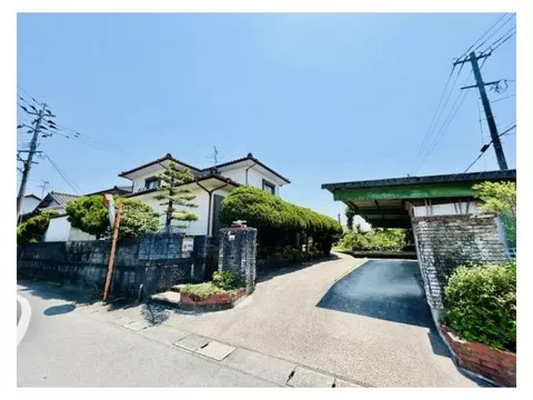 ■ Over 172 tsubo of land ■ With garden ■ Multiple parking spaces ■ Can be considered as a two-family home ■ Ample storage ■