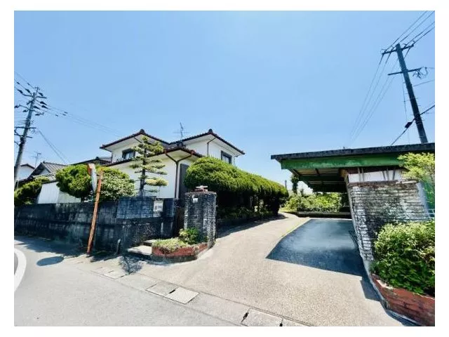 ■ Over 172 tsubo of land ■ With garden ■ Multiple parking spaces ■ Can be considered as a two-family home ■ Ample storage ■