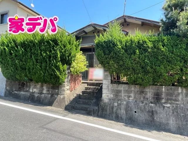 ■ Quiet residential area ■ One-story house with a good living flow layout ■ Ample parking space available
