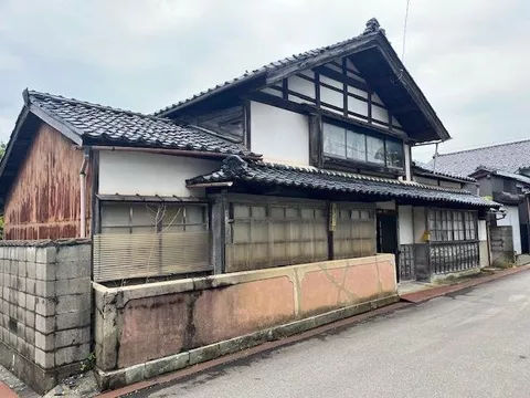 A traditional house that was originally a clinic built before the war. Renovation is needed, but it is a building with character.