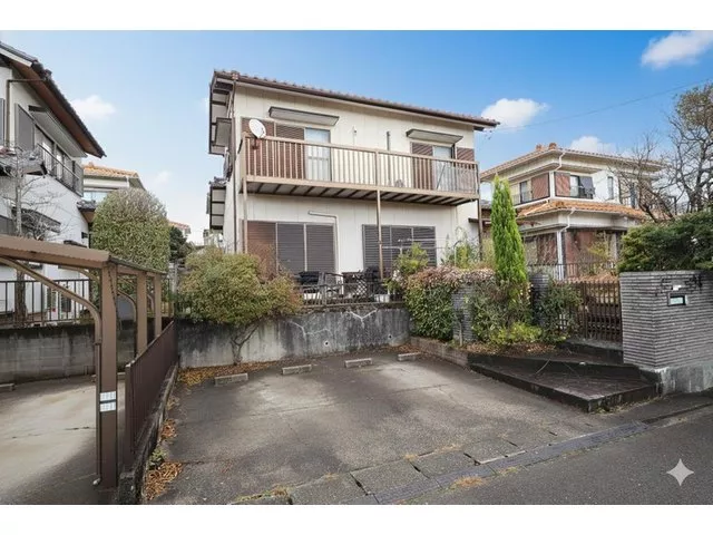 ■ Within 15 minutes on foot to elementary and junior high schools ■ Good surrounding environment ■ Parking for 2 cars in parallel ■ Quiet residential area