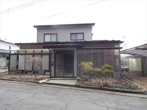 Located on a hill! Within 1 km of elementary school, convenience store, and park! A property with a garden♪