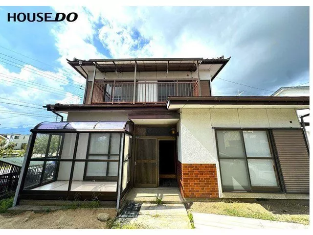 All-electric 5DK. With sunroom! Garden over 10 tsubo and parking for 3 cars possible! All rooms...
