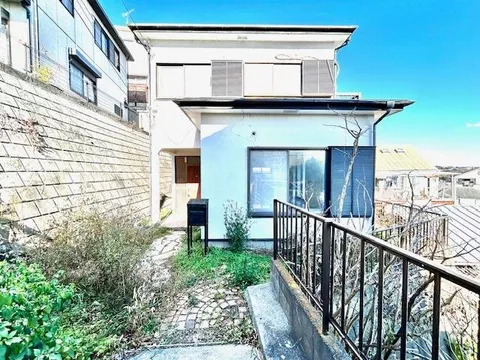 A used detached house standing on a hill, a property with an open feeling of 22 tatami in the LDK.