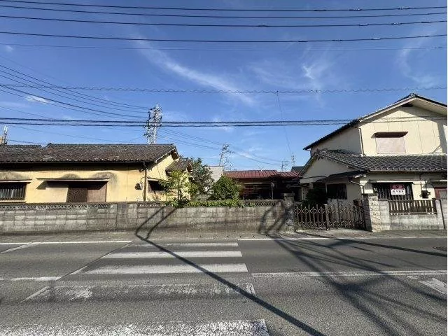 A spacious 5K house on a corner lot facing south. Good sunlight and ventilation.
