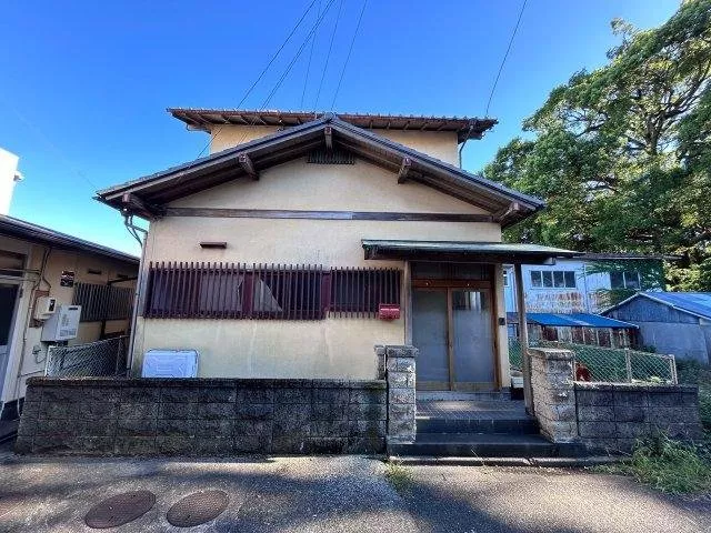 The entrance has a glass sliding door, and the house retains a Showa retro feel. Recommended for those who love the port town of Yui.