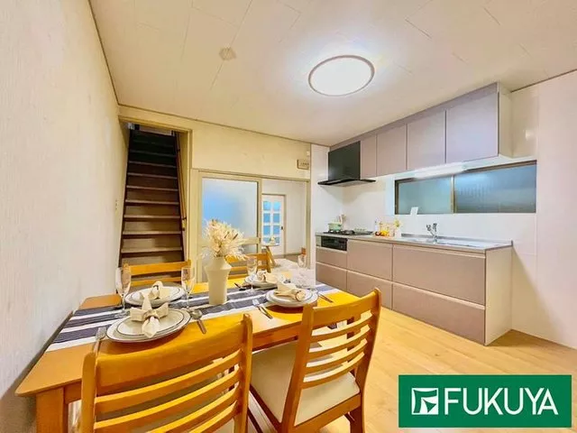 Home staging in progress / Renovation completed! A house with a south-facing sunroom!