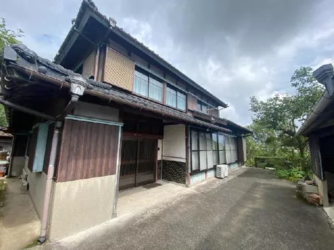 33-minute walk from JR Nagasaki Main Line "Ushizu" Station