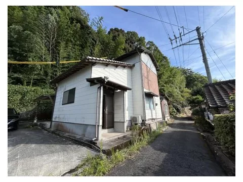 A two-story 4DK in a quiet location surrounded by nature with little traffic.