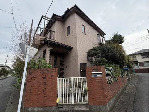 This property is located in a quiet residential area.